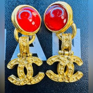 CHANEL VINTAGE GRIPOIX CLIP ON EARRINGS ( LIVE SHOWING)